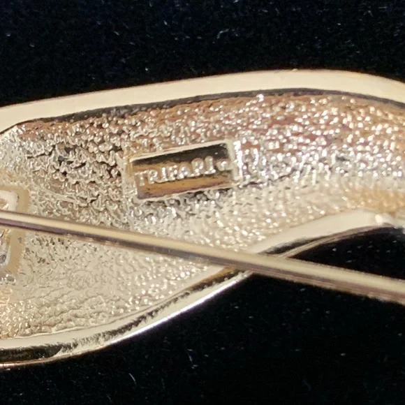 VINTAGE Crown Trifari Brooch - Picture 7 of 12